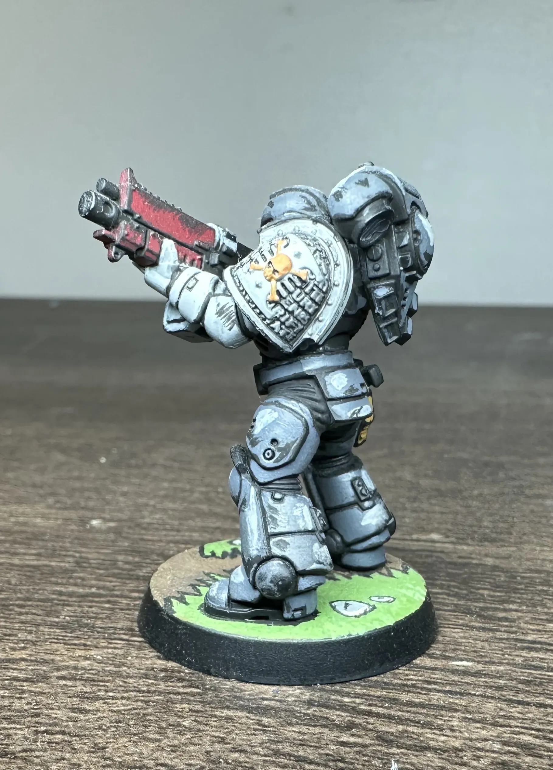 Side view of Deathwatch marine showing chapter shoulder pad with skull insignia
