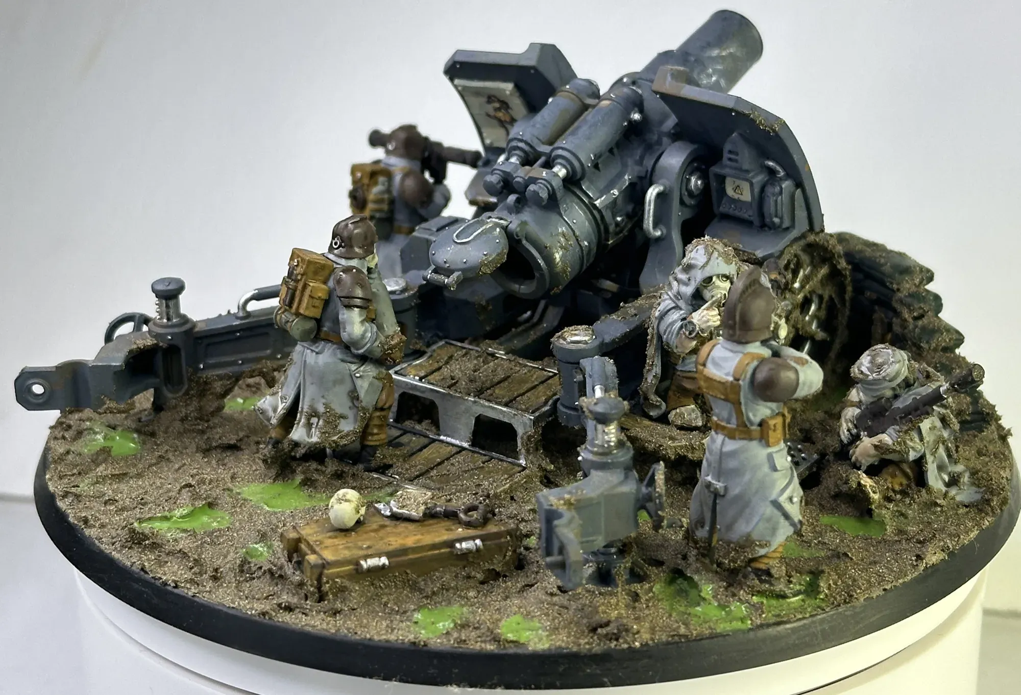 Other side of Krieg artillery piece showing crew, thick mud, and toxic green puddles